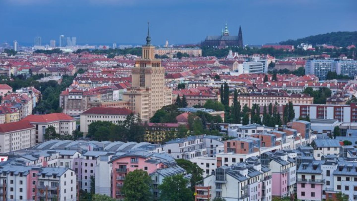 Praha je podle Indexu dostupnosti bydlení (CG-INDEX) v konkurenci okolních metropolí nejhorší. Na průměrný byt vydělává Pražan 14,1 roku