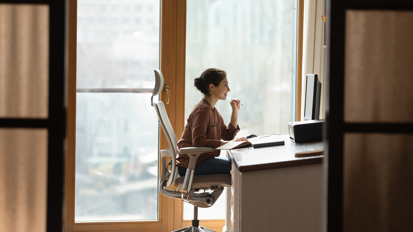 Správné sezení u pracovního stolu: Budete produktivnější, spokojenější a zdravější 
