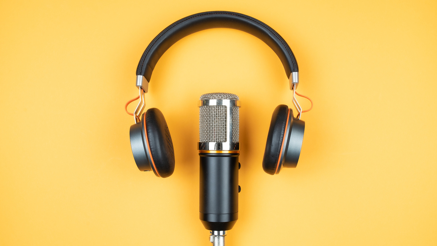 Jaké typy sluchátek a mikrofonů lze využívat při videohovorech a podcastech?