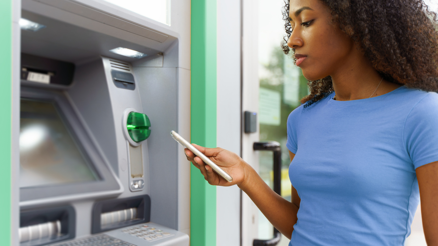 Česká spořitelna spouští funkci výběrů z bankomatu přes QR kód. Nově už nebudete muset zadávat ani PIN